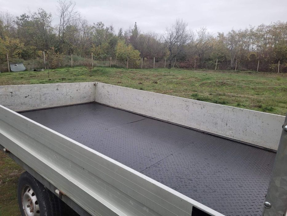 Бордово камион бус Ивеко Дейли под наем Iveco Daily бордови