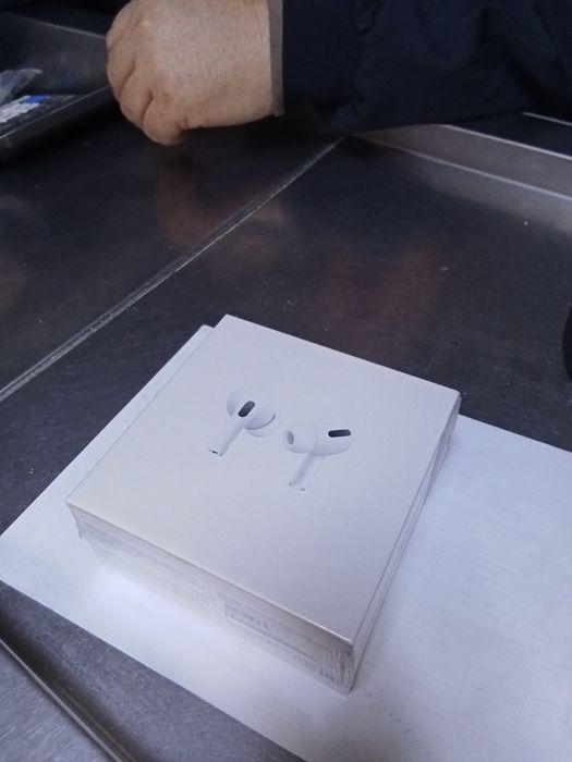 Продам наушники airpods pro и airpods
