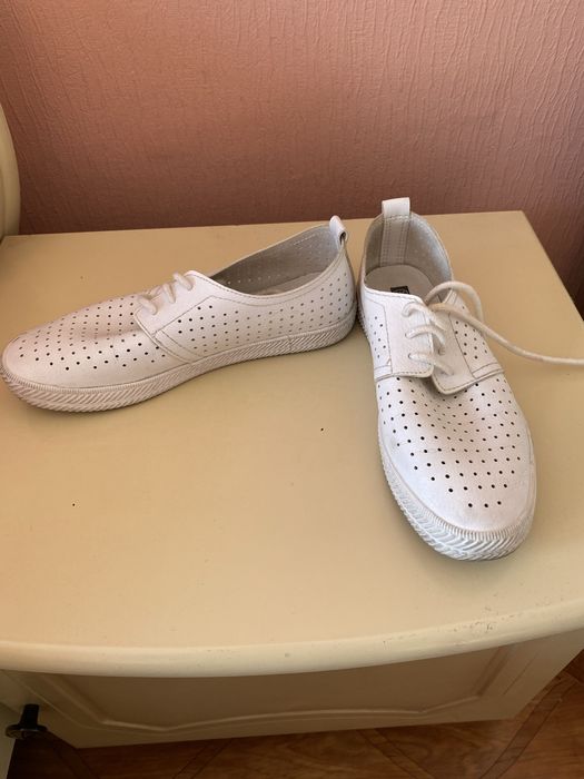 Продам мокасины белые