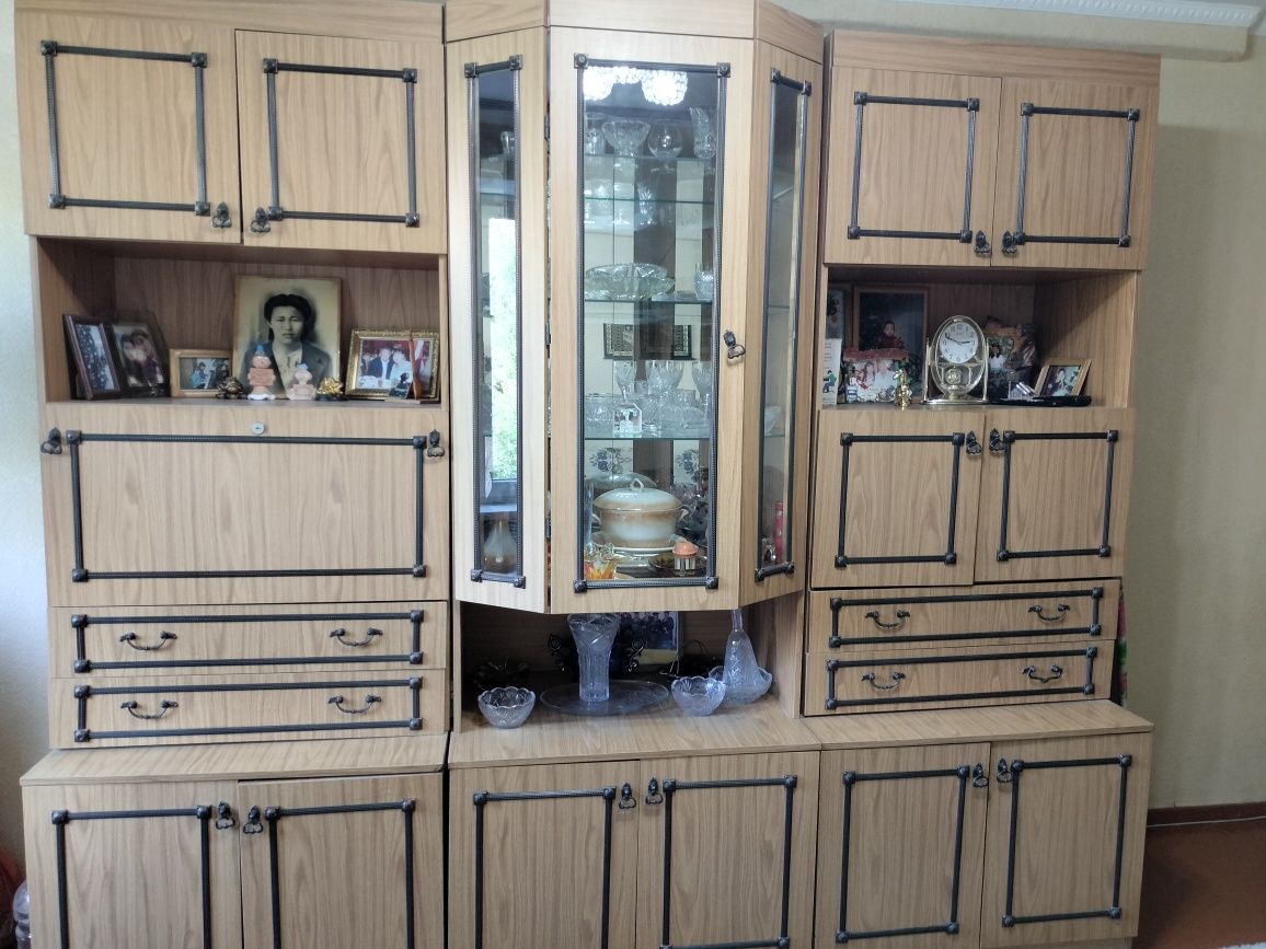Продам стенку, диван, 2а кресла