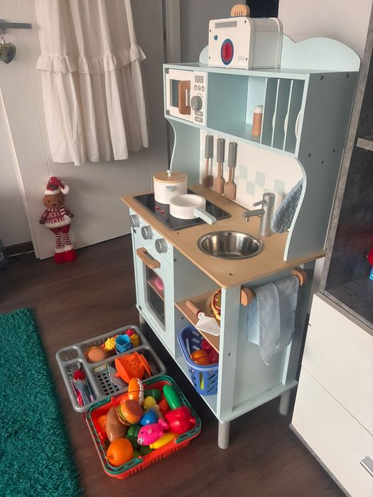 Bucătărie din lemn impecabilă pentru copii