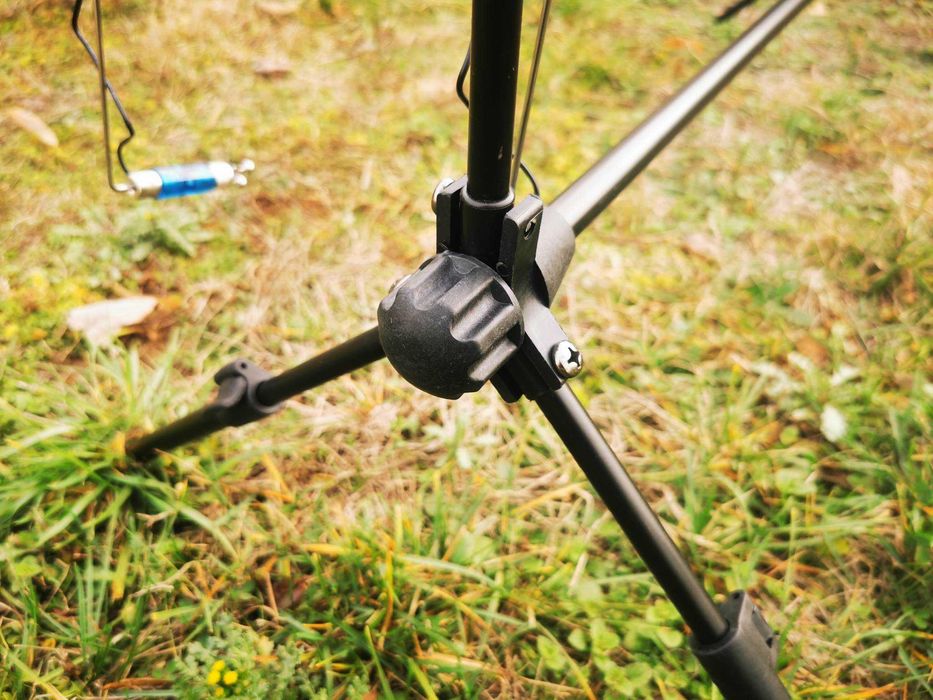 Стойка за дънен риболов, три сигнализатора и три светещи обтегача