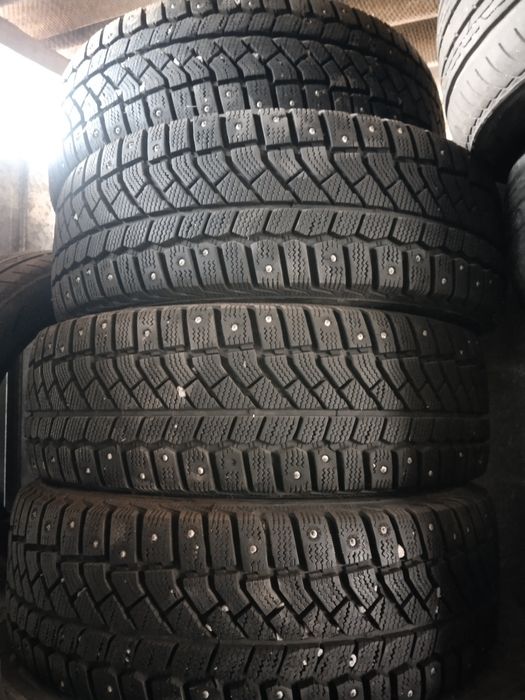 Шины зимние шипонованные, один сезон катались как новые,