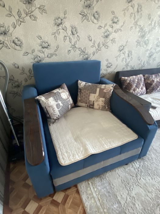 Диванчик синий почти новый