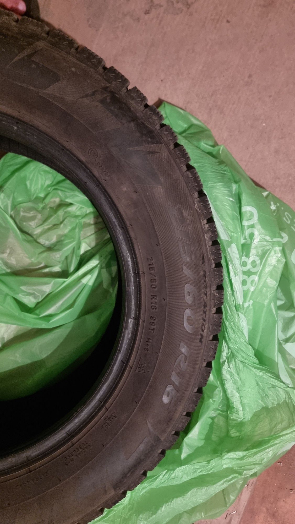 Продам зимние шипованные шины 215/60 R16