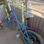 Bicicletă copii 16 inch – culoare albastru/lila, stare bună