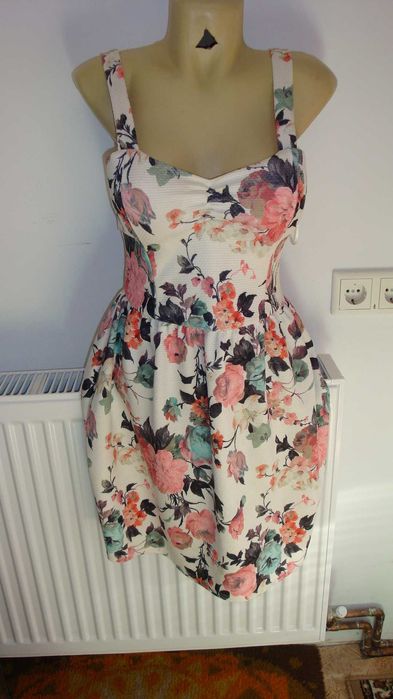 Rochie cu model floral, trandafiri, S-M elastică, bretele subtiri.