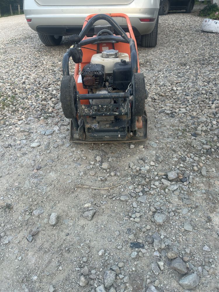Închiriez talpă compactoare