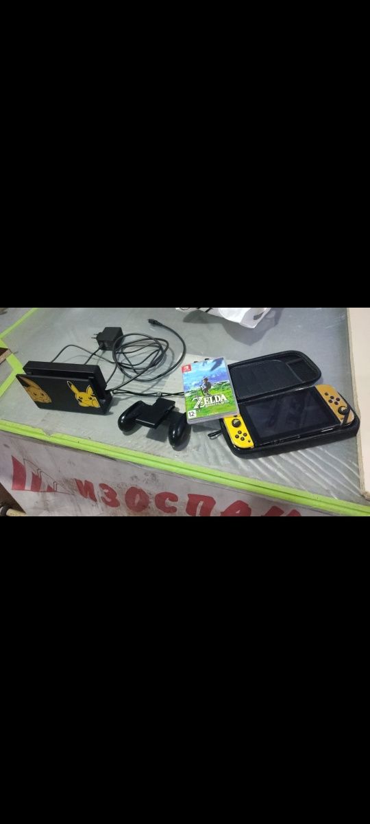 Nintendo switch . Игра Zelda в комплекте. Чехол имеется.