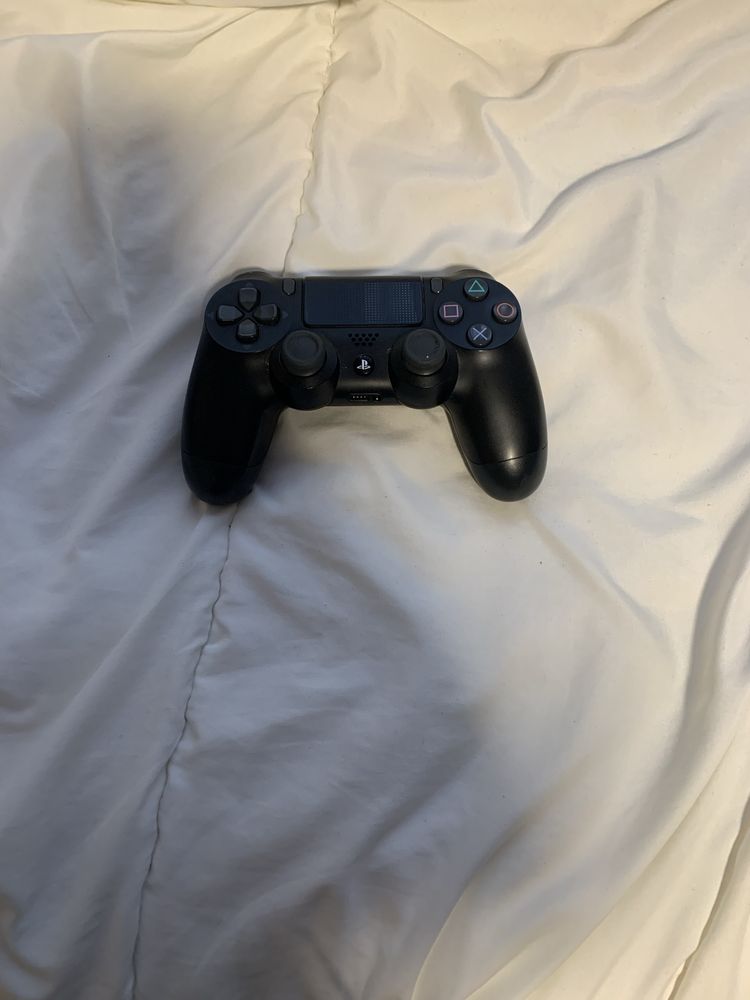Продавам ps4+9 игри на 2 години