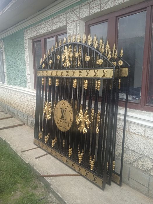 Plase de gard .porți din fer forjat.