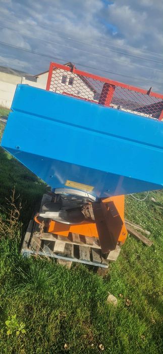 Vand distribuitor ingraseminte