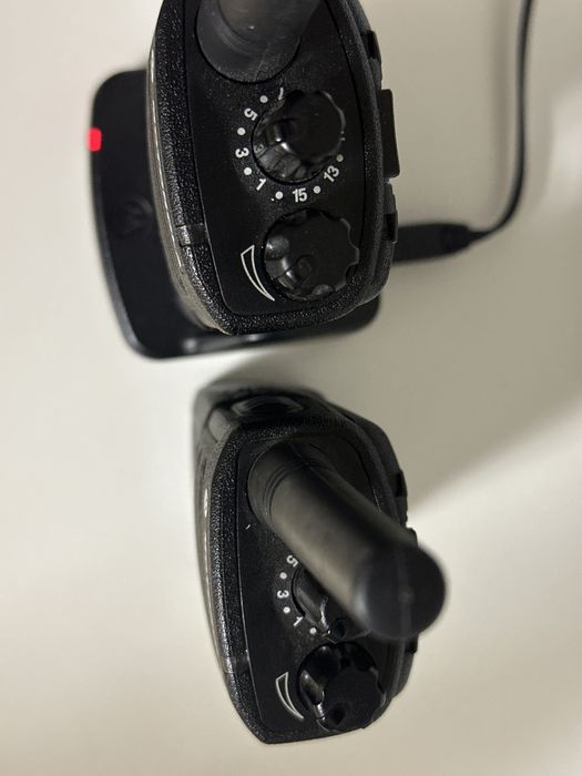 Vand 2 statii Motorola XT420 + incarcator original