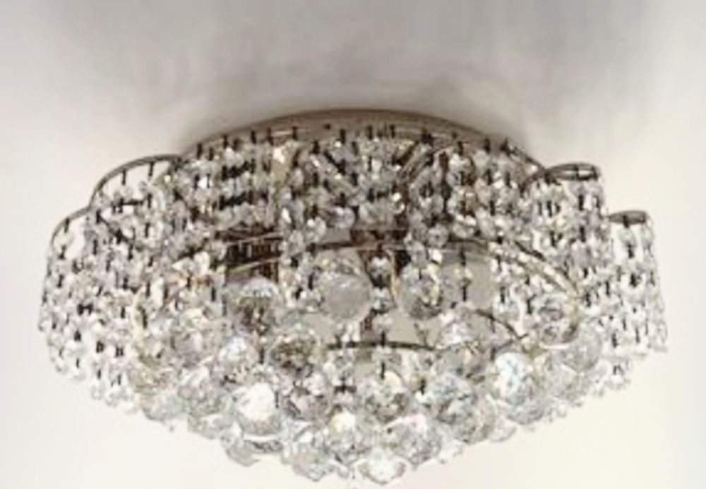 Люстра хрустальная.