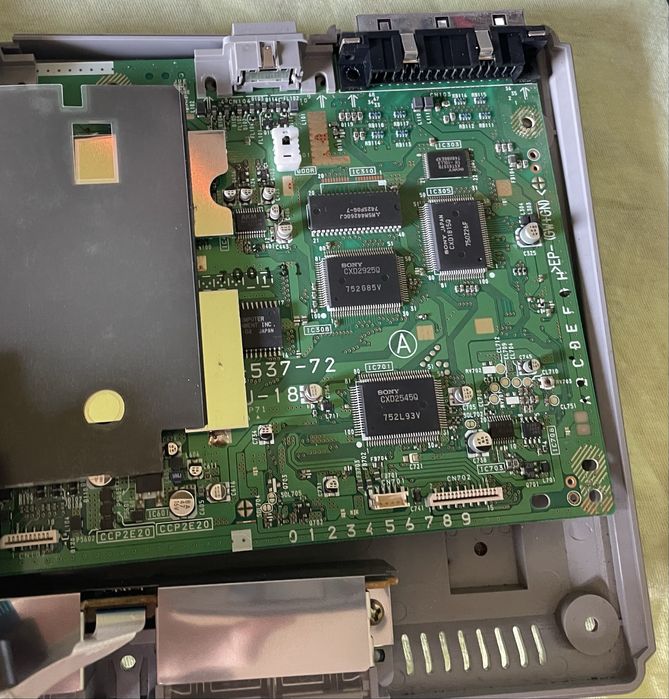 Consolă PS1 Modată cu Chip + Accesorii