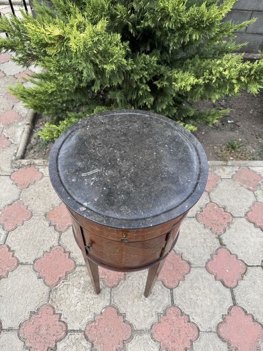 Comodină vintage cu blat de marmură și intarsii – stil Louis XVI