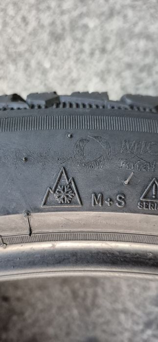 4 anvelope iarna ca si noi Michelin 255/40/21.Pretul este pe bucata.