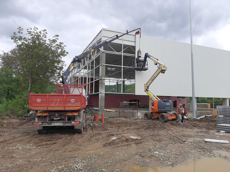 Camion macara disponibil