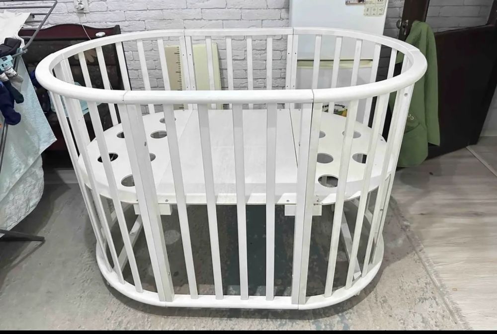 Детская кровать овальная. В хорошем  качестве. Ходунок в подарок.