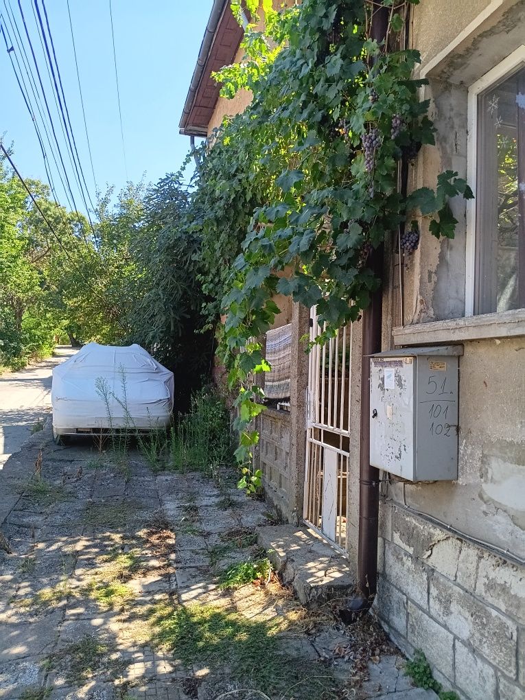 Продавам двуетажна къща с 300 кв м двор на ул, проф, ХРИСТО Бръмбаров