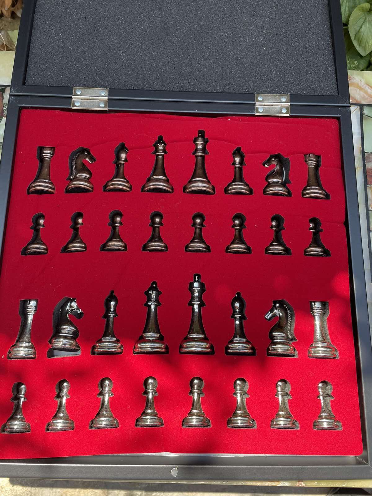 Луксозни шахове с златни и бронзови фигури