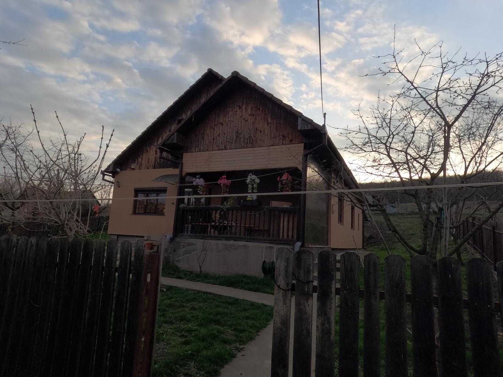 Casa cu 2 camere, 112 mp , teren 4562 mp, la 25 km de Targu Mures