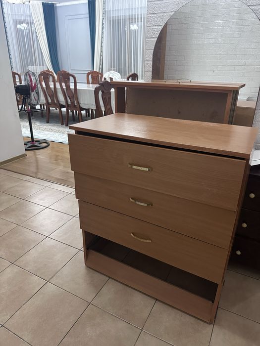 Комоды продоется, полки все есть