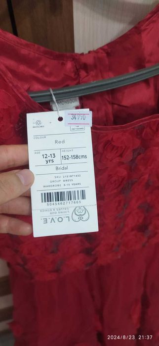 Платье новое  подойдет как подросткам так и на девушку постарше