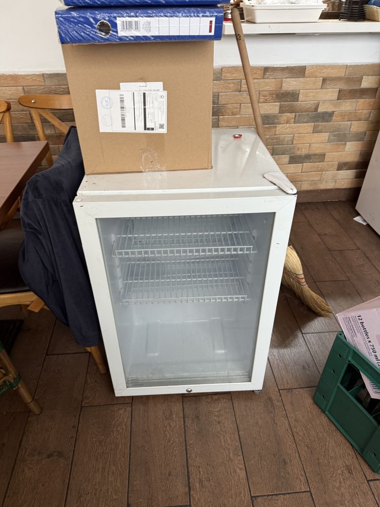 Vitrina frigorifica frigider cu geam stare foarte buna pret 1000 lei