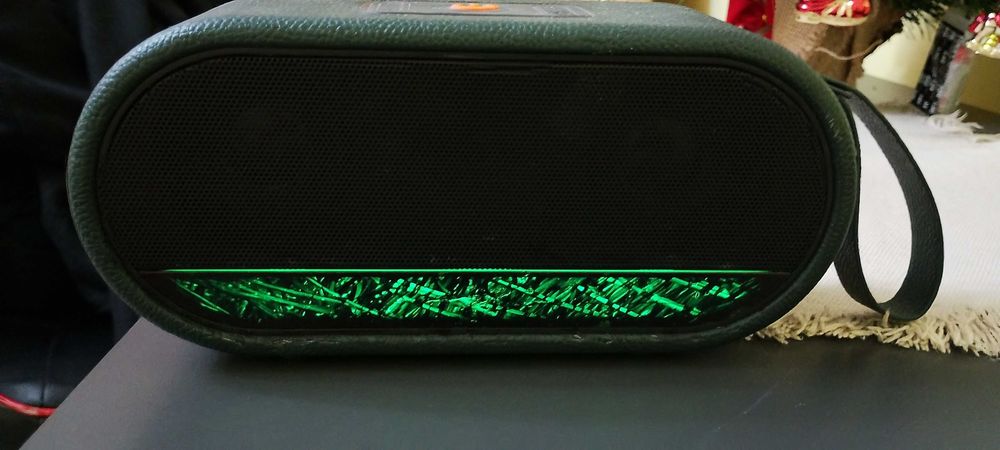 Vând boxa a 9 boxa merge bine se aude tare pentru mărimea sa