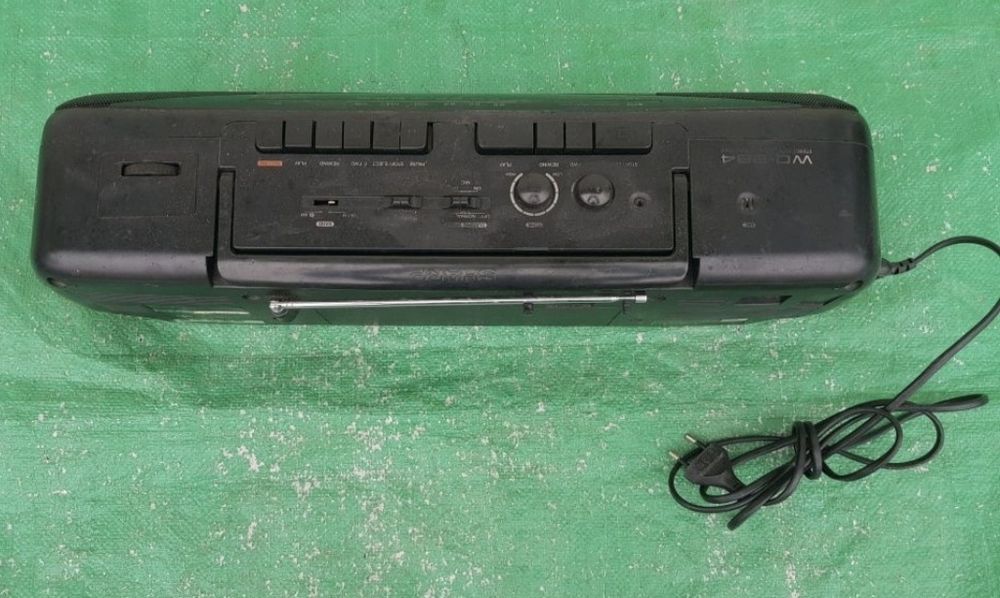 Radio Casetofon marca Sharp , model WQ-284H