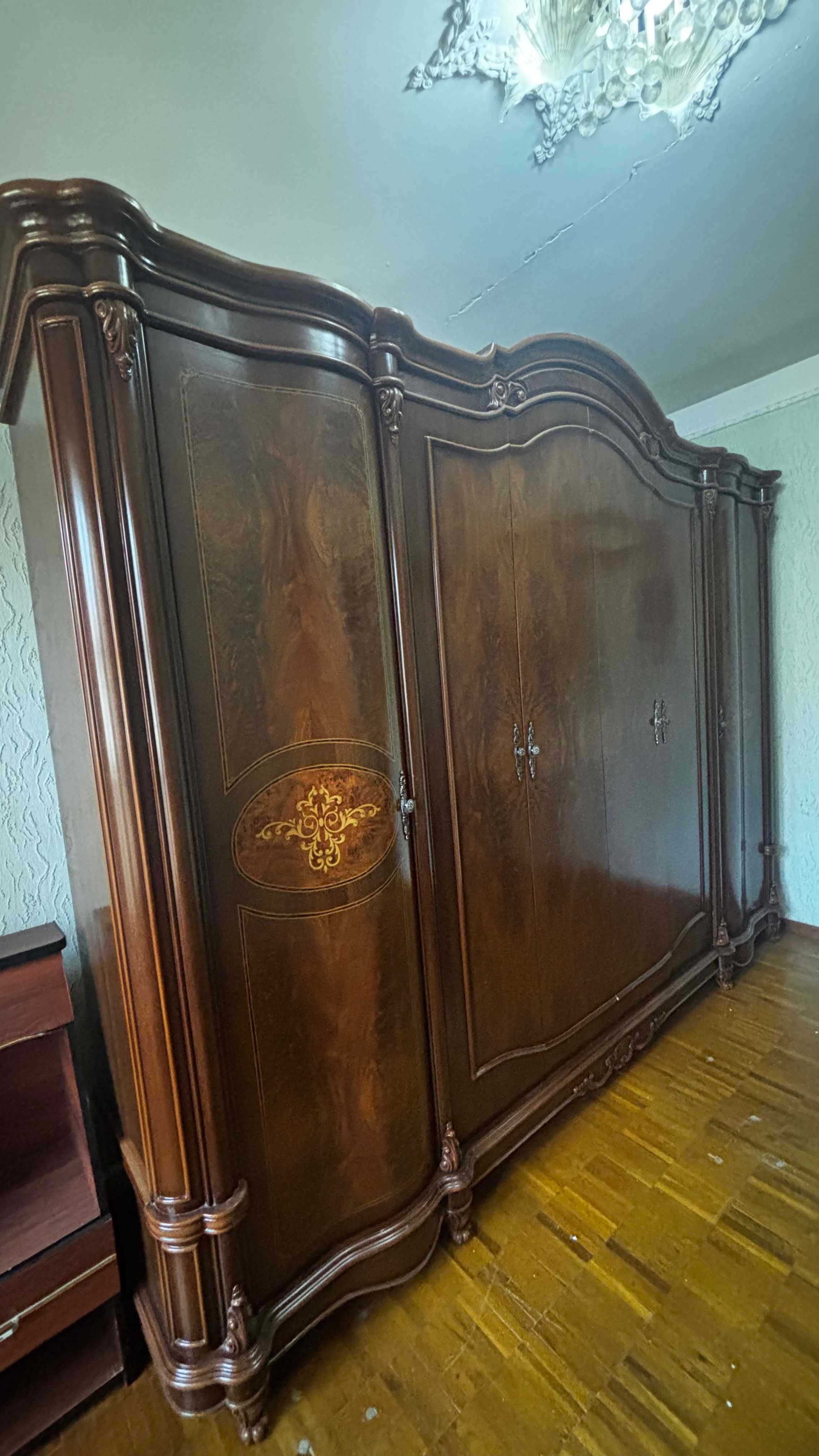 Продам комплект: кровать, 2 тумбочки, трюмо, честер, шкаф | Идеал
