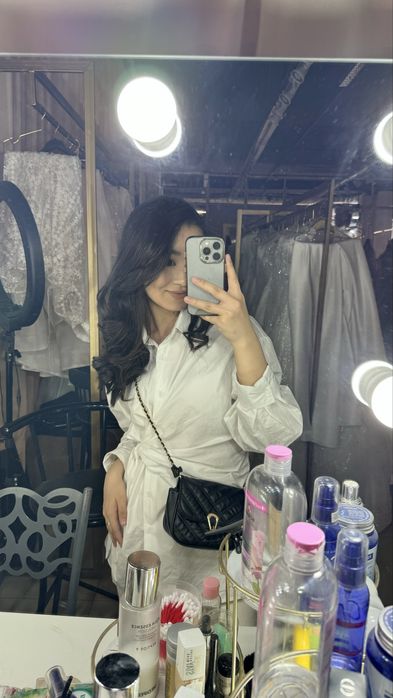 Белая стильная рубашка