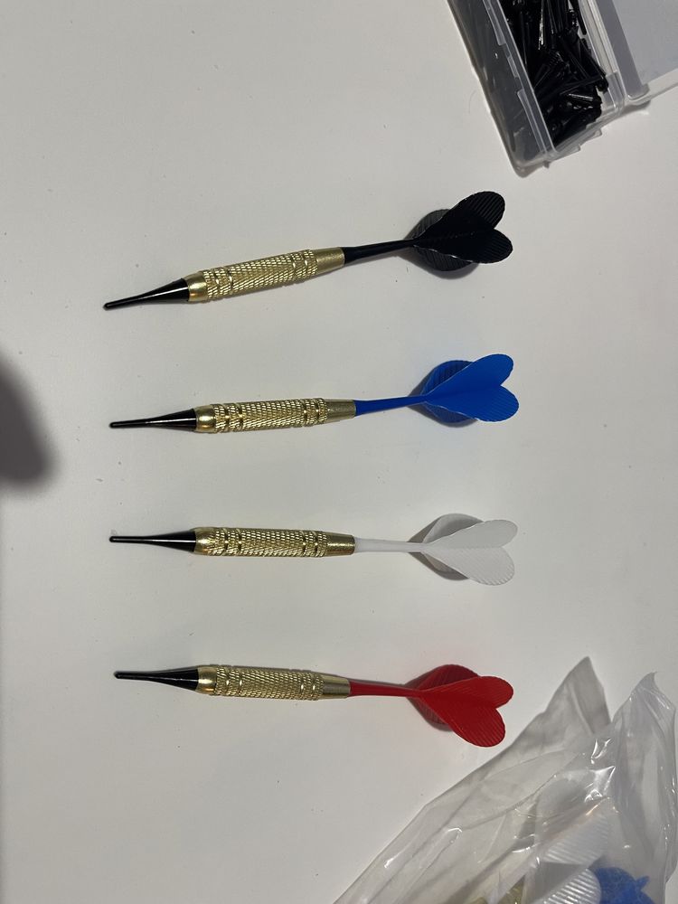 Set 2 sageti si 80 varfuri pentru darts 13 cm