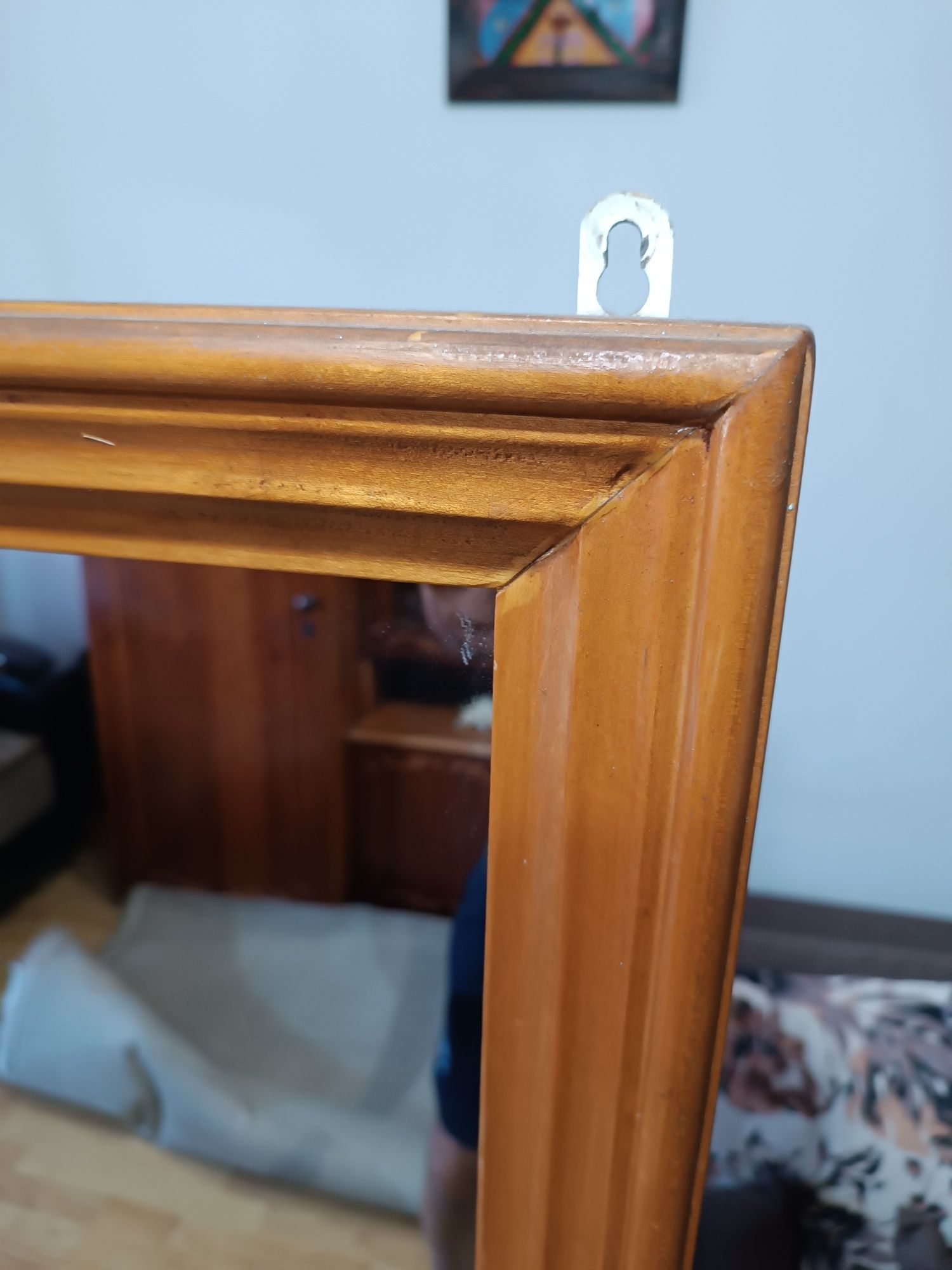 Vând oglindă mare cu ramă din lemn masiv