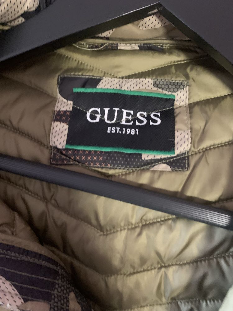 Guess - мъжко яке за пролетта
