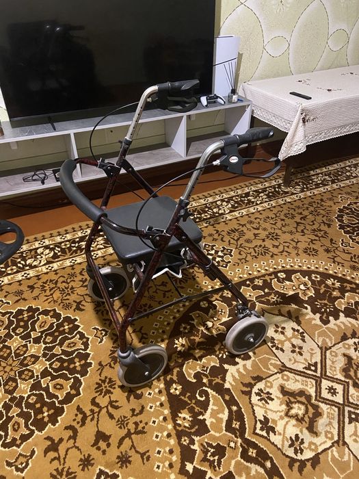 Ходунки для пожилых людей ролятор