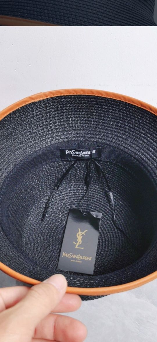 Super pălării Yves Saint Laurent model 2024