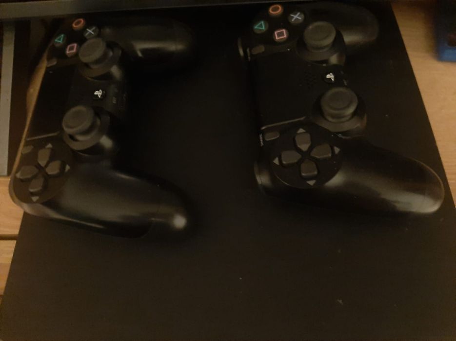 Vând Ps4/Schimb cu Ps5  Slim 1TB 8 jocuri și 2 manete fifa 26 și cășt