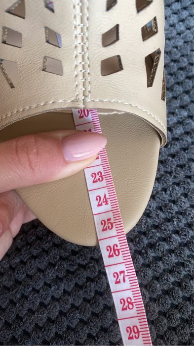 Дамски обувки на ток/боти в бежов цвят