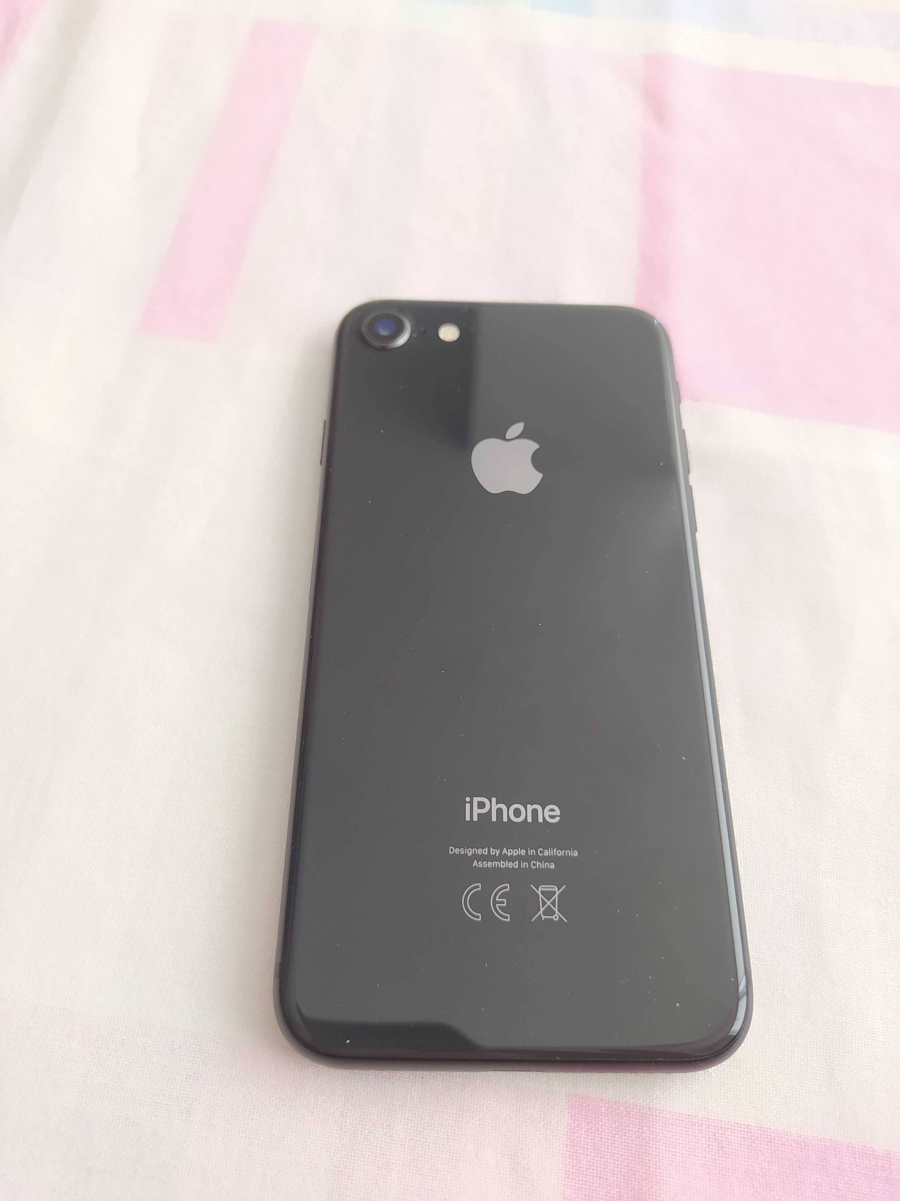 iPhone 8 64GB перфектен