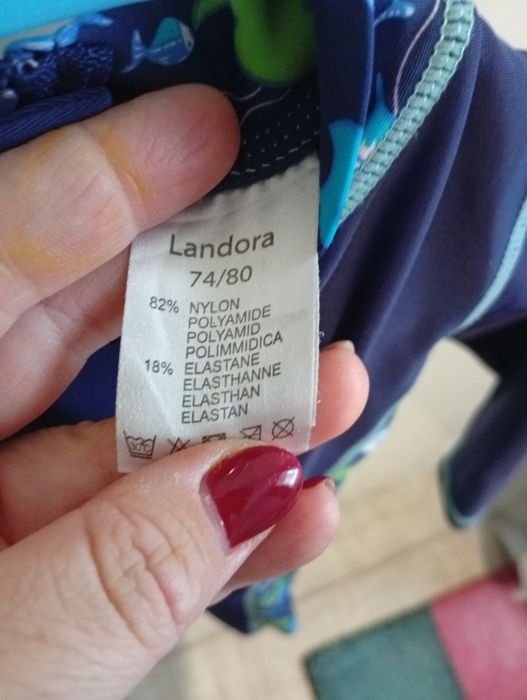 Costum de baie pentru baieti; mariea 74/80
Marimea 74/80