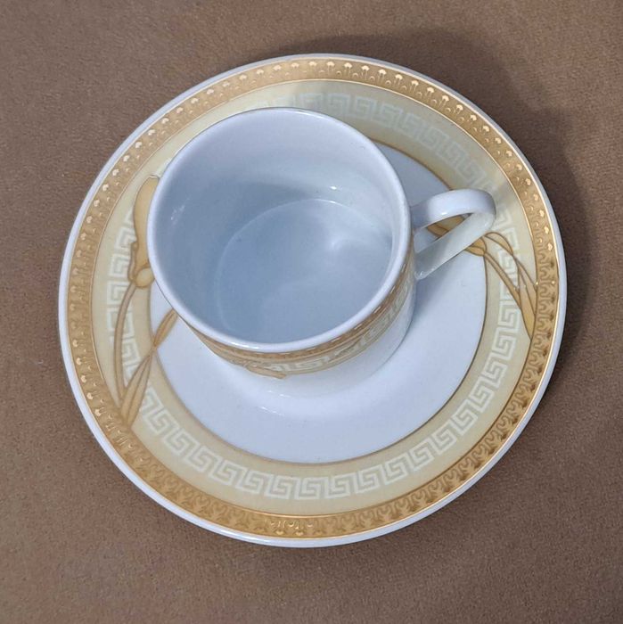 Нов сервиз за кафе в златист цвят и в собствена кутия