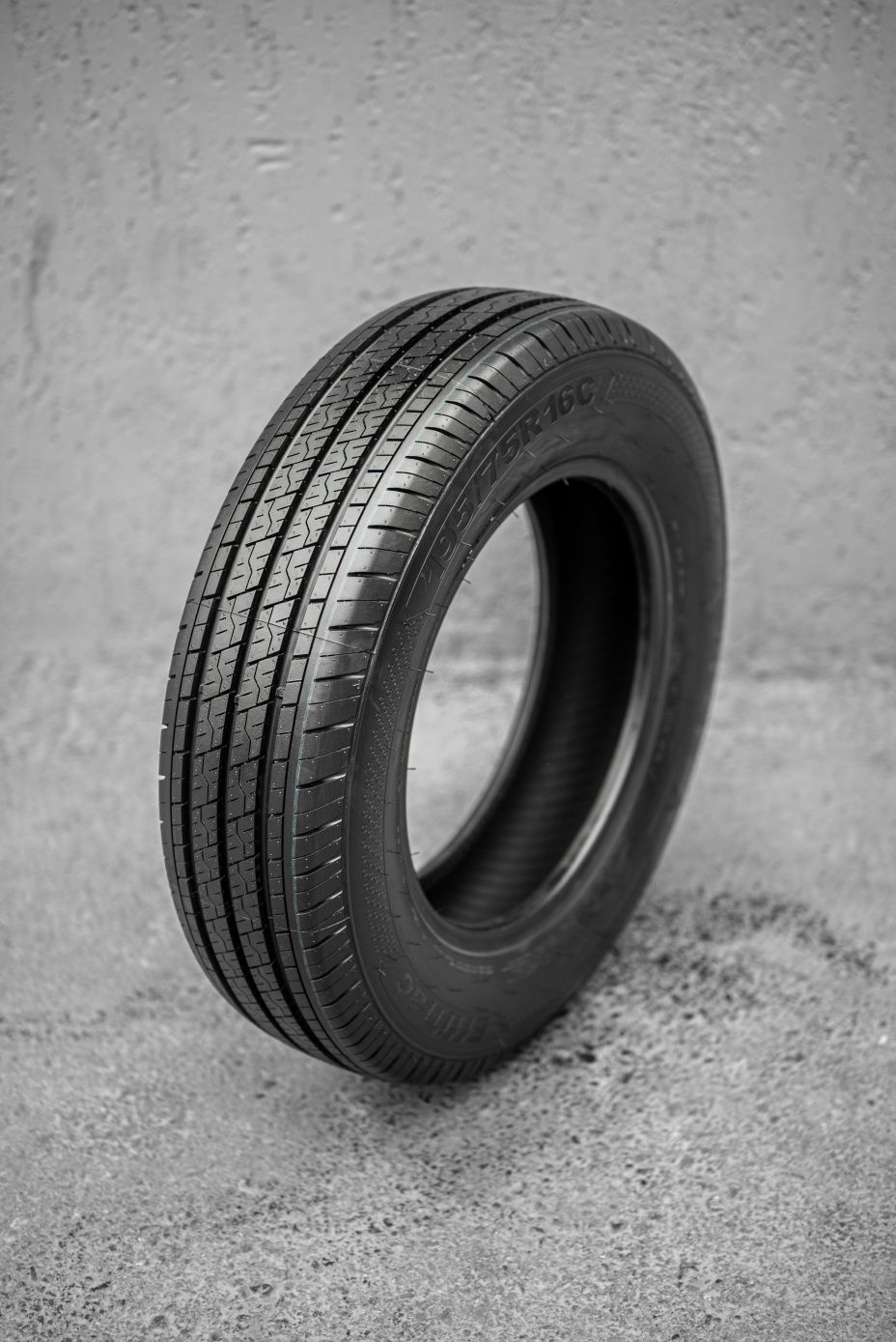 THREE-A 195/75R16C EFFITRAC 107/105R