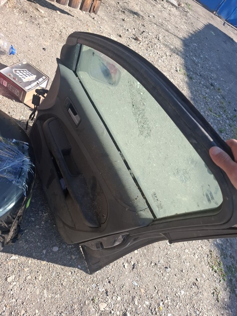 Vand usa drepta fata am și spate ford focus 2 an 2007 broasca geam