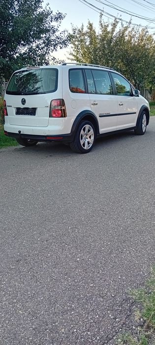 Vând Volkswagen Touran Cross (+Carte service)