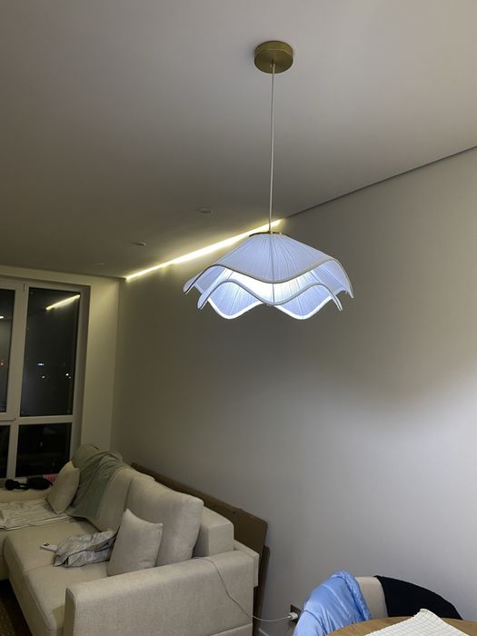 Красивая подвесная люстра.