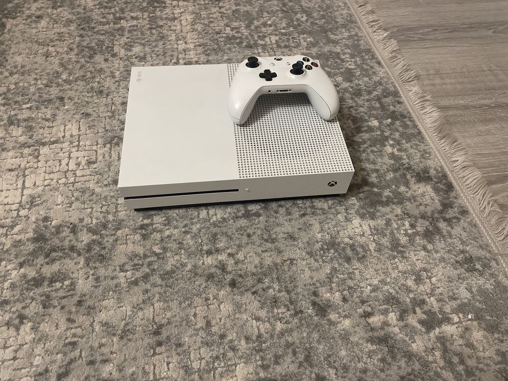 Xbox one s,в идеальном состоянии.В подарок 2 игры