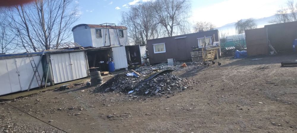 Фургони за склад и за живеене