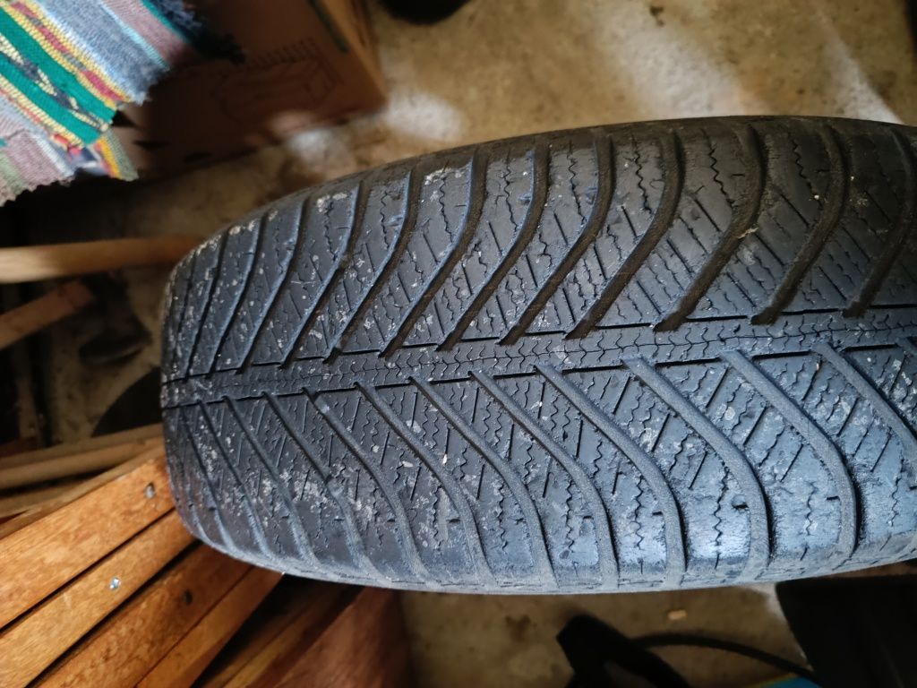 Продавам комплект от 4 стоманени джанти 15" 5x112 с всесезонни гуми Go